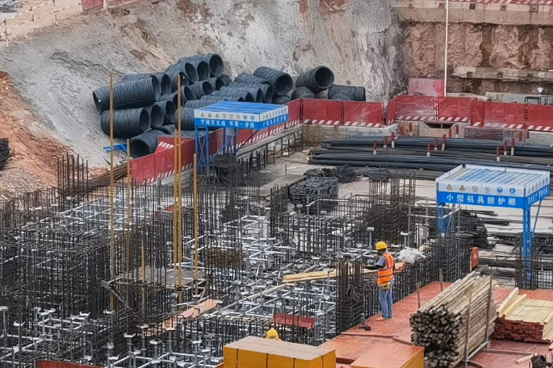 ��ǩ������а���ʵʩ���蹤��ʩ�����򲻾��н��蹤��ʩ�����ʺ�ͬ��Ч